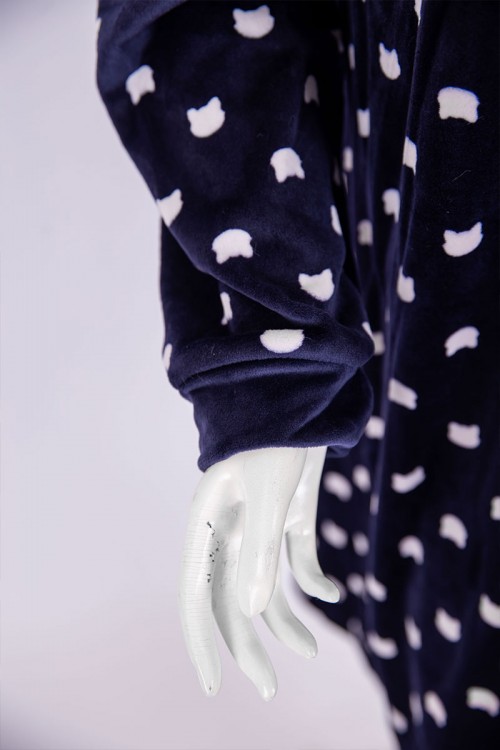 قميص نسائي شتوي ميدي لون كحلي منقط باللون الأبيض مزين بكتابات من الأمام ياقة دائرية و أكمام طويلة