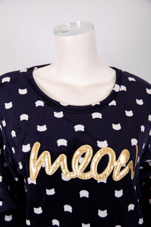 قميص نسائي شتوي ميدي لون كحلي منقط باللون الأبيض مزين بكتابات من الأمام ياقة دائرية و أكمام طويلة