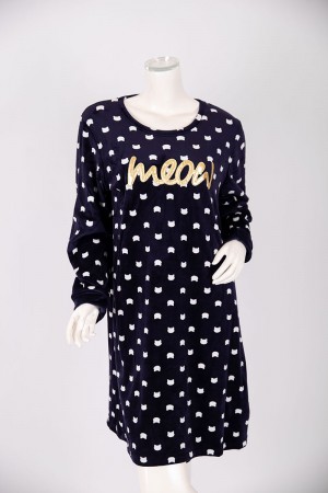 قميص نسائي شتوي ميدي لون كحلي منقط باللون الأبيض مزين بكتابات من الأمام ياقة دائرية و أكمام طويلة 