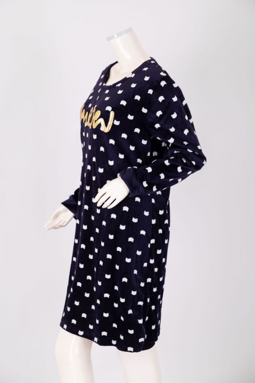 قميص نسائي شتوي ميدي لون كحلي منقط باللون الأبيض مزين بكتابات من الأمام ياقة دائرية و أكمام طويلة