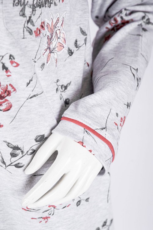 قميص نسائي شتوي ميدي لون رمادي فاتح مشجر بجيب من الأمام ياقة مطوية بأزرار و أكمام طويلة