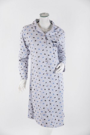 قميص نسائي شتوي ميدي لون رمادي فاتح مزين بالقلوب و كتابات ياقة مطوية بأزرار و أكمام طويلة 