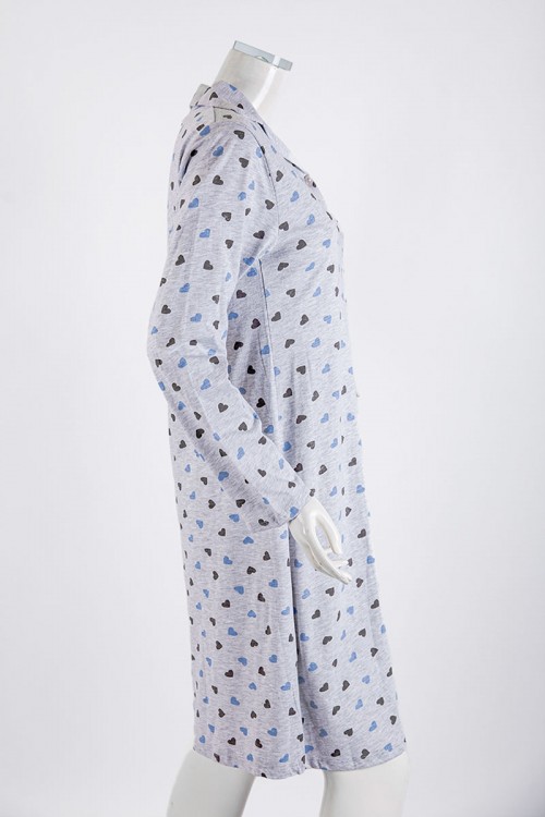 قميص نسائي شتوي ميدي لون رمادي فاتح مزين بالقلوب و كتابات ياقة مطوية بأزرار و أكمام طويلة