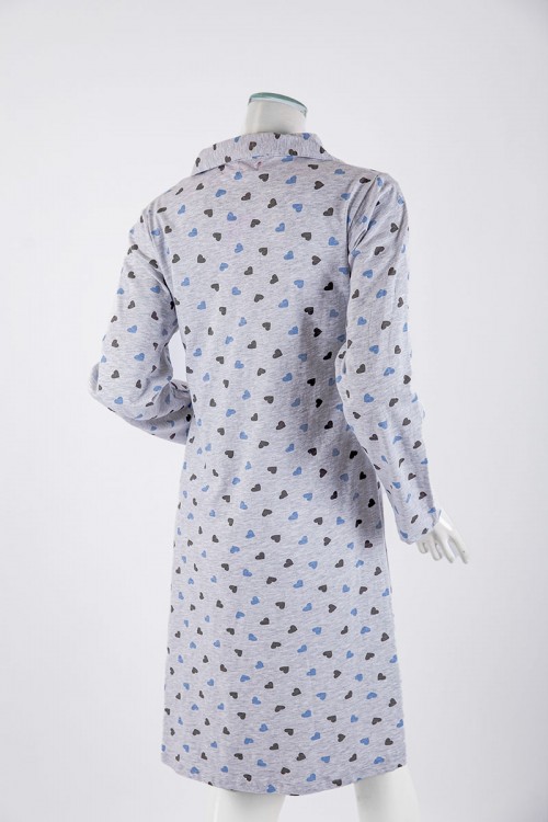 قميص نسائي شتوي ميدي لون رمادي فاتح مزين بالقلوب و كتابات ياقة مطوية بأزرار و أكمام طويلة