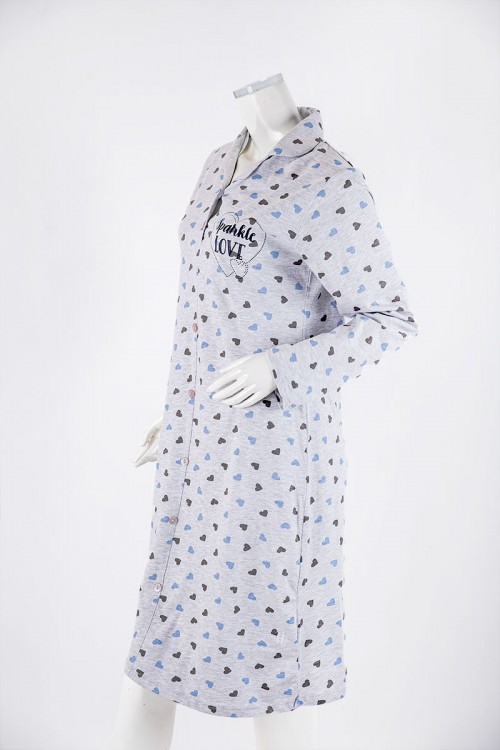 قميص نسائي شتوي ميدي لون رمادي فاتح مزين بالقلوب و كتابات ياقة مطوية بأزرار و أكمام طويلة