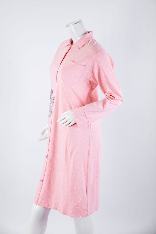 قميص نسائي شتوي ميدي لون خربزي فاتح منقط باللون الأبيض مزين برسومات و كتابات ياقة مطوية بأزرار و أكمام طويلة