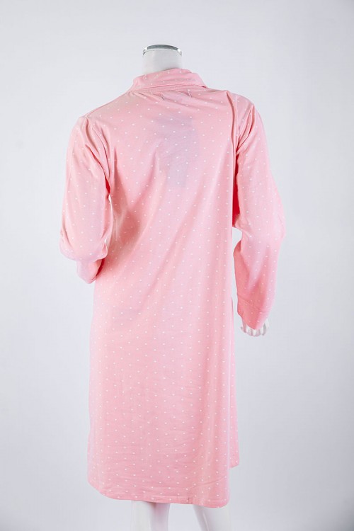 قميص نسائي شتوي ميدي لون خربزي فاتح منقط باللون الأبيض مزين برسومات و كتابات ياقة مطوية بأزرار و أكمام طويلة