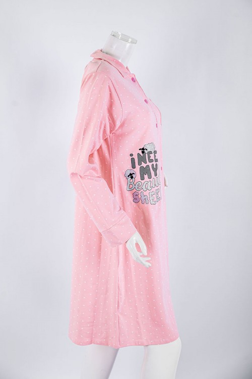 قميص نسائي شتوي ميدي لون خربزي فاتح منقط باللون الأبيض مزين برسومات و كتابات ياقة مطوية بأزرار و أكمام طويلة