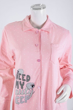 قميص نسائي شتوي ميدي لون خربزي فاتح منقط باللون الأبيض مزين برسومات و كتابات ياقة مطوية بأزرار و أكمام طويلة 