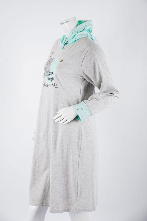 قميص نسائي شتوي ميدي لون رمادي مزين برسومات و كتابات ياقة بقبعة متصلة باللون التفاحي و أكمام طويلة