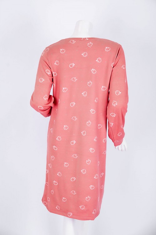 قميص نسائي شتوي ميدي لون خربزي مزين برسومات و كتابات ياقة دائرية و أكمام طويلة