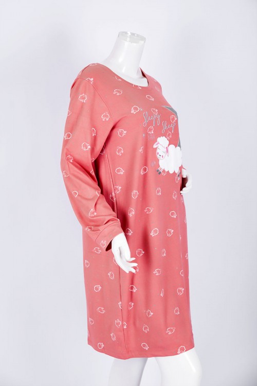 قميص نسائي شتوي ميدي لون خربزي مزين برسومات و كتابات ياقة دائرية و أكمام طويلة