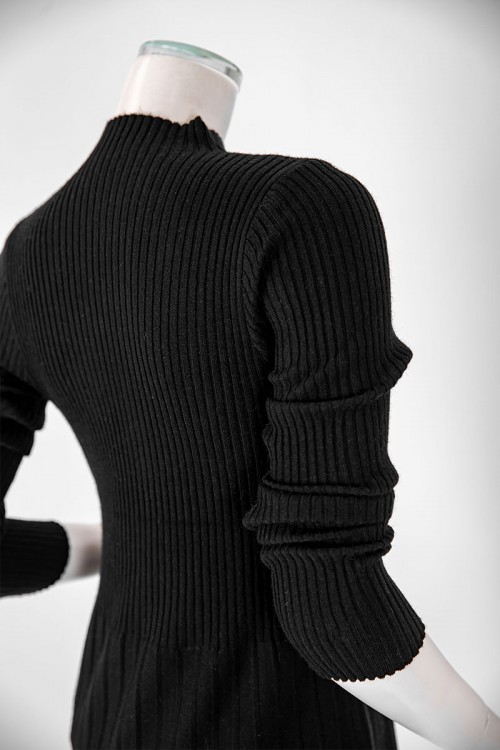 فستان نسائي شتوي قصير لون أسود ياقة عالية و أكمام طويلة