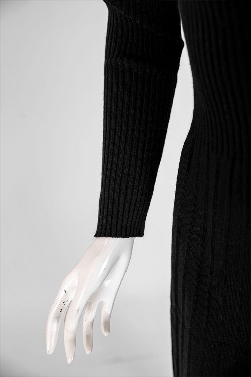 فستان نسائي شتوي قصير لون أسود ياقة عالية و أكمام طويلة