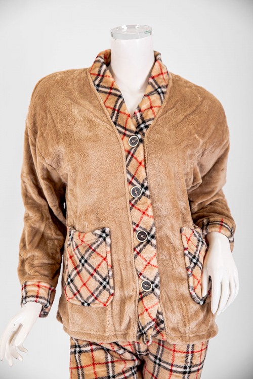 بجامة نسائية شتوية قطعتين لون بيج غامق و كاروهات بلوزة بجيوب و أزرار من الأمام و أكمام طويلة مع بنطلون طويل