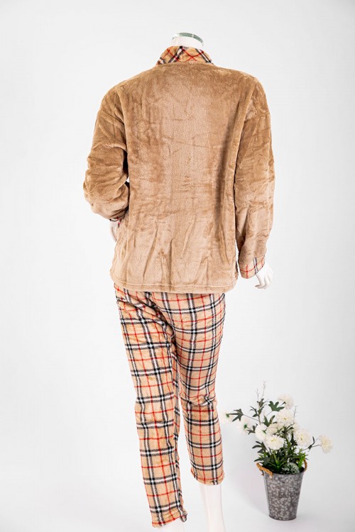 بجامة نسائية شتوية قطعتين لون بيج غامق و كاروهات بلوزة بجيوب و أزرار من الأمام و أكمام طويلة مع بنطلون طويل