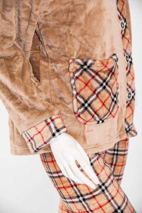 بجامة نسائية شتوية قطعتين لون بيج غامق و كاروهات بلوزة بجيوب و أزرار من الأمام و أكمام طويلة مع بنطلون طويل