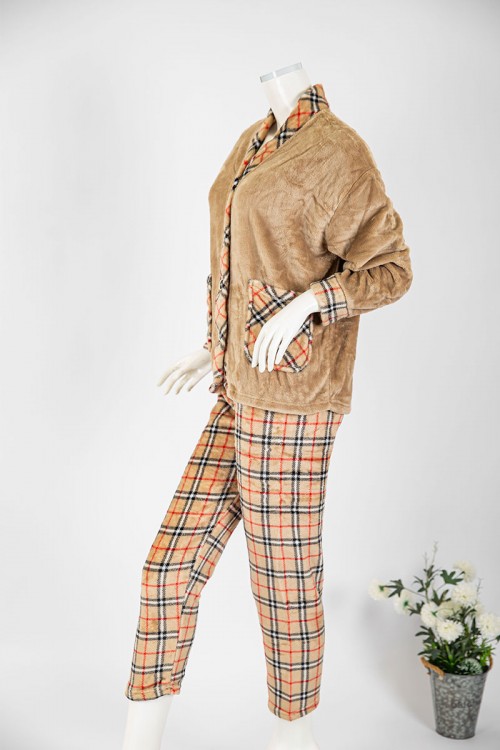 بجامة نسائية شتوية قطعتين لون بيج غامق و كاروهات بلوزة بجيوب و أزرار من الأمام و أكمام طويلة مع بنطلون طويل