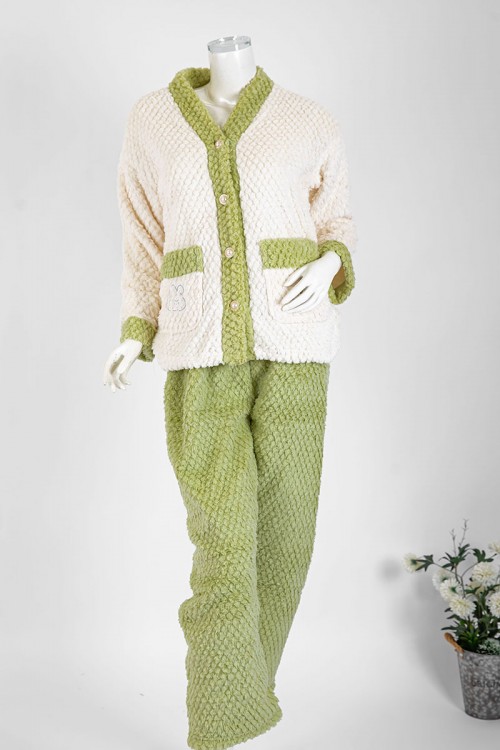 بجامة نسائية شتوية قطعتين لون بيج فاتح و تفاحي بلوزة بجيوب و أزرار من الأمام و أكمام طويلة مع بنطلون طويل