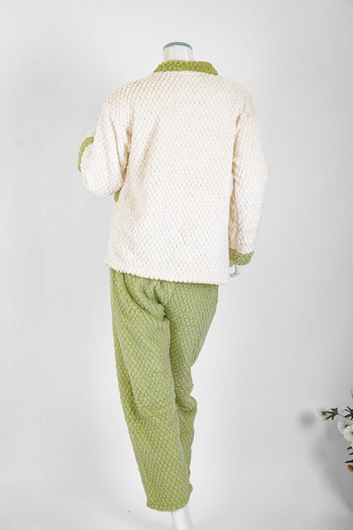 بجامة نسائية شتوية قطعتين لون بيج فاتح و تفاحي بلوزة بجيوب و أزرار من الأمام و أكمام طويلة مع بنطلون طويل