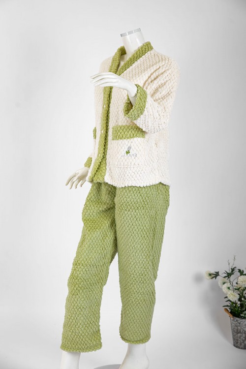 بجامة نسائية شتوية قطعتين لون بيج فاتح و تفاحي بلوزة بجيوب و أزرار من الأمام و أكمام طويلة مع بنطلون طويل