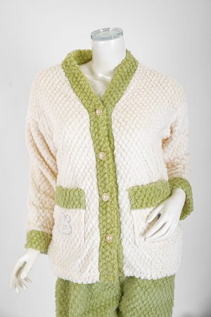 بجامة نسائية شتوية قطعتين لون بيج فاتح و تفاحي بلوزة بجيوب و أزرار من الأمام و أكمام طويلة مع بنطلون طويل