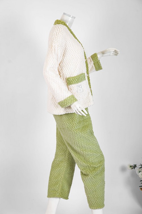 بجامة نسائية شتوية قطعتين لون بيج فاتح و تفاحي بلوزة بجيوب و أزرار من الأمام و أكمام طويلة مع بنطلون طويل