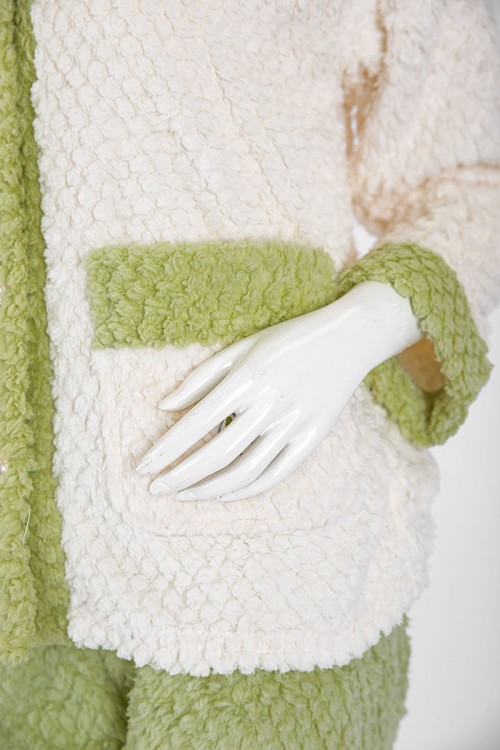 بجامة نسائية شتوية قطعتين لون بيج فاتح و تفاحي بلوزة بجيوب و أزرار من الأمام و أكمام طويلة مع بنطلون طويل