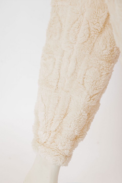 بجامة نسائية شتوية قطعتين لون بيج فاتح بلوزة بجيوب و سحاب من الأمام بياقة عالية و أكمام طويلة مع بنطلون طويل