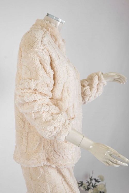 بجامة نسائية شتوية قطعتين لون بيج فاتح بلوزة بجيوب و سحاب من الأمام بياقة عالية و أكمام طويلة مع بنطلون طويل