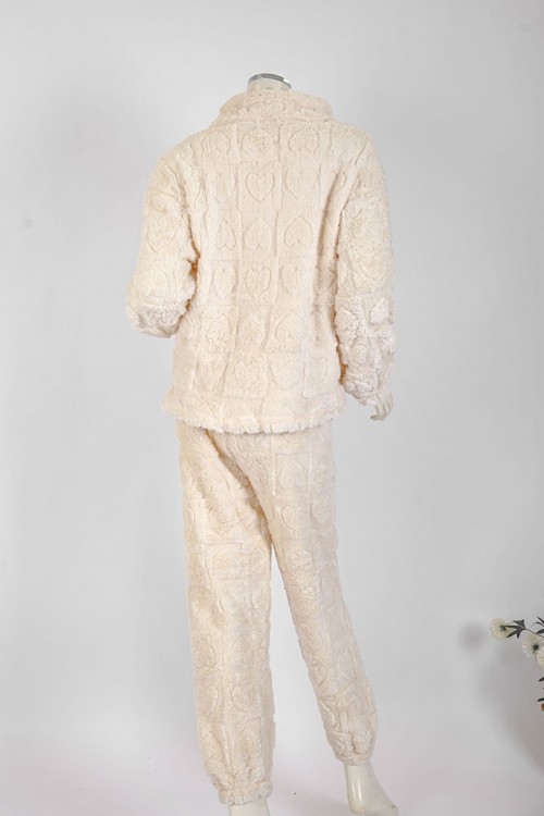 بجامة نسائية شتوية قطعتين لون بيج فاتح بلوزة بجيوب و سحاب من الأمام بياقة عالية و أكمام طويلة مع بنطلون طويل