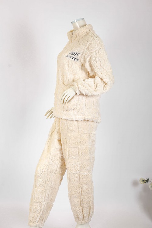 بجامة نسائية شتوية قطعتين لون بيج فاتح بلوزة بجيوب و سحاب من الأمام بياقة عالية و أكمام طويلة مع بنطلون طويل