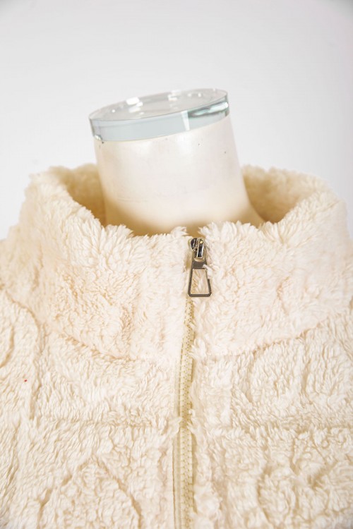 بجامة نسائية شتوية قطعتين لون بيج فاتح بلوزة بجيوب و سحاب من الأمام بياقة عالية و أكمام طويلة مع بنطلون طويل