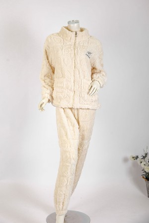 بجامة نسائية شتوية قطعتين لون بيج فاتح بلوزة بجيوب و سحاب من الأمام بياقة عالية و أكمام طويلة مع بنطلون طويل 