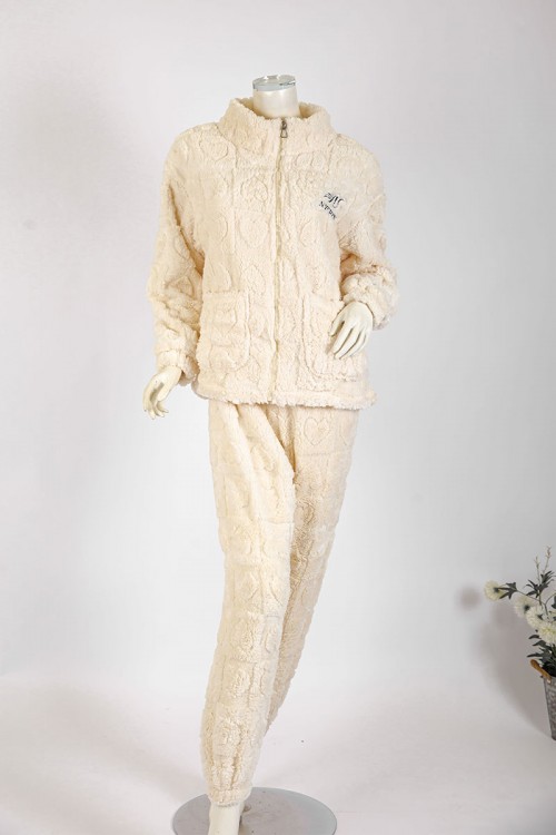 بجامة نسائية شتوية قطعتين لون بيج فاتح بلوزة بجيوب و سحاب من الأمام بياقة عالية و أكمام طويلة مع بنطلون طويل