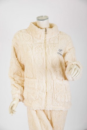 بجامة نسائية شتوية قطعتين لون بيج فاتح بلوزة بجيوب و سحاب من الأمام بياقة عالية و أكمام طويلة مع بنطلون طويل 