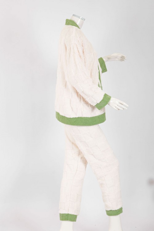 بجامة نسائية شتوية قطعتين لون بيج فاتح و تفاحي بلوزة بجيوب و أزرار من الأمام و أكمام طويلة مع بنطلون طويل