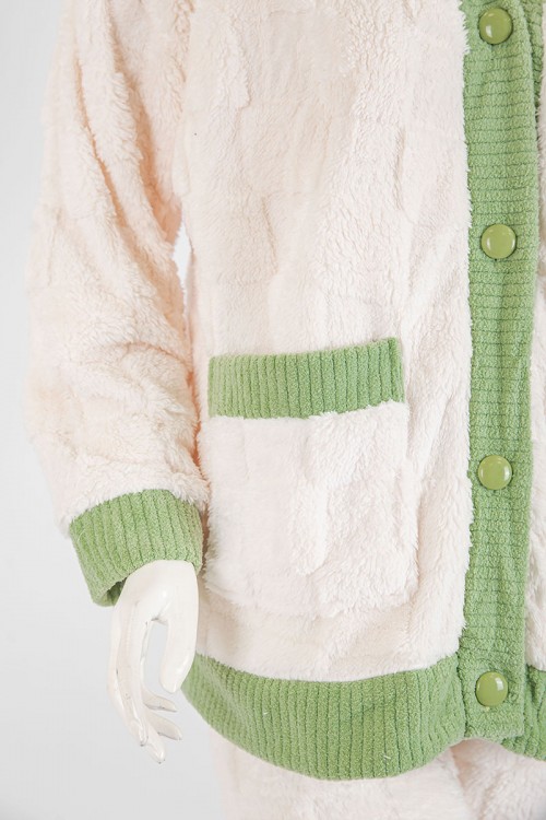 بجامة نسائية شتوية قطعتين لون بيج فاتح و تفاحي بلوزة بجيوب و أزرار من الأمام و أكمام طويلة مع بنطلون طويل