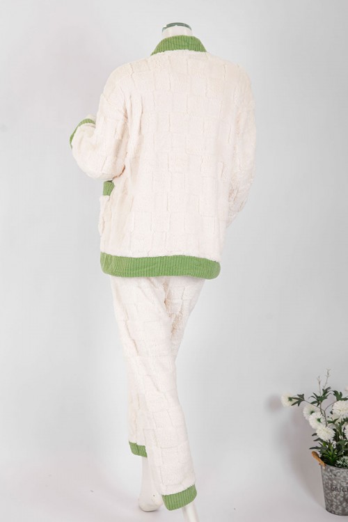 بجامة نسائية شتوية قطعتين لون بيج فاتح و تفاحي بلوزة بجيوب و أزرار من الأمام و أكمام طويلة مع بنطلون طويل