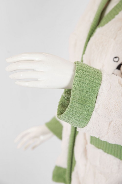 بجامة نسائية شتوية قطعتين لون بيج فاتح و تفاحي بلوزة بجيوب و أزرار من الأمام و أكمام طويلة مع بنطلون طويل