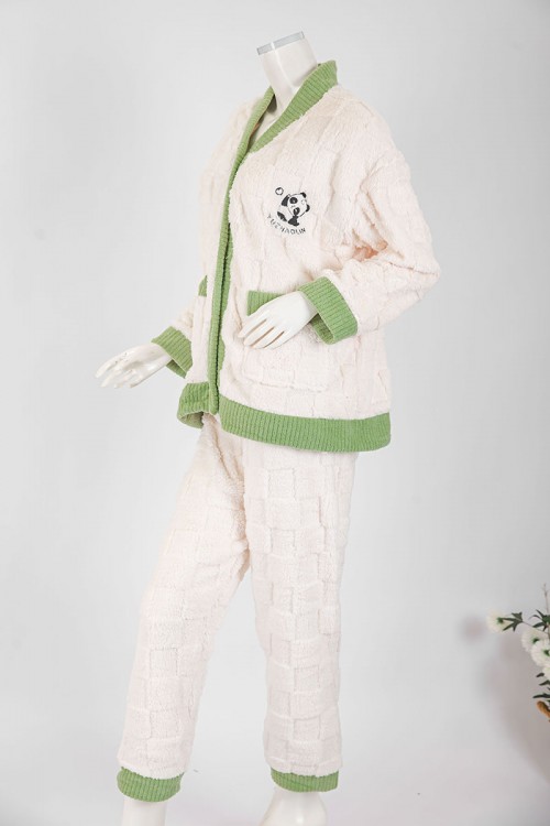 بجامة نسائية شتوية قطعتين لون بيج فاتح و تفاحي بلوزة بجيوب و أزرار من الأمام و أكمام طويلة مع بنطلون طويل