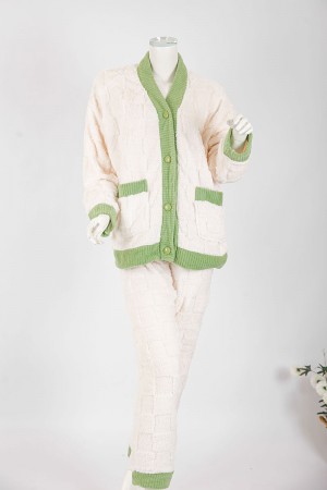 بجامة نسائية شتوية قطعتين لون بيج فاتح و تفاحي بلوزة بجيوب و أزرار من الأمام و أكمام طويلة مع بنطلون طويل 