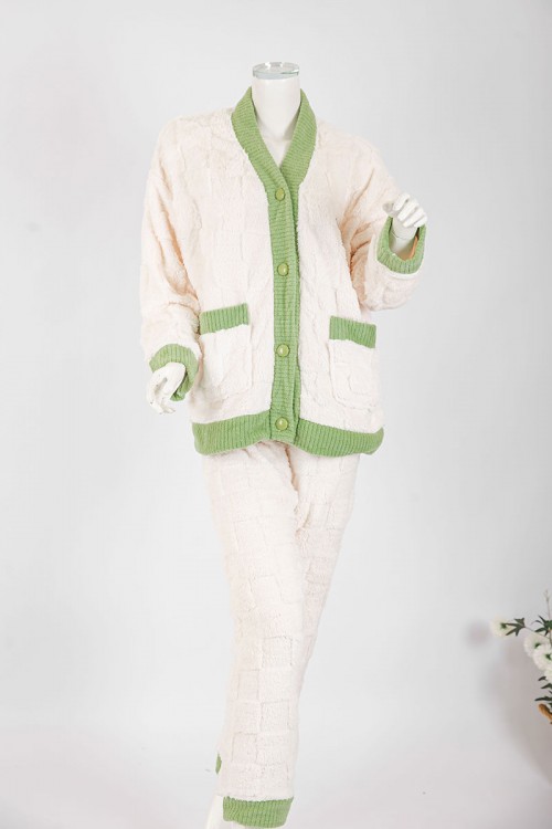 بجامة نسائية شتوية قطعتين لون بيج فاتح و تفاحي بلوزة بجيوب و أزرار من الأمام و أكمام طويلة مع بنطلون طويل