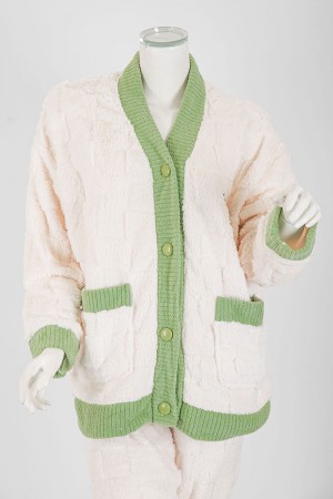 بجامة نسائية شتوية قطعتين لون بيج فاتح و تفاحي بلوزة بجيوب و أزرار من الأمام و أكمام طويلة مع بنطلون طويل 