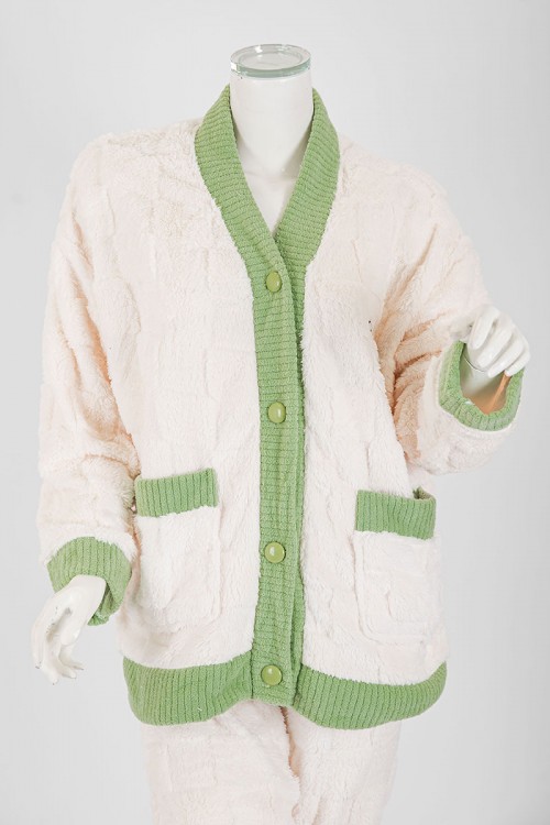 بجامة نسائية شتوية قطعتين لون بيج فاتح و تفاحي بلوزة بجيوب و أزرار من الأمام و أكمام طويلة مع بنطلون طويل