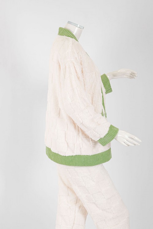 بجامة نسائية شتوية قطعتين لون بيج فاتح و تفاحي بلوزة بجيوب و أزرار من الأمام و أكمام طويلة مع بنطلون طويل