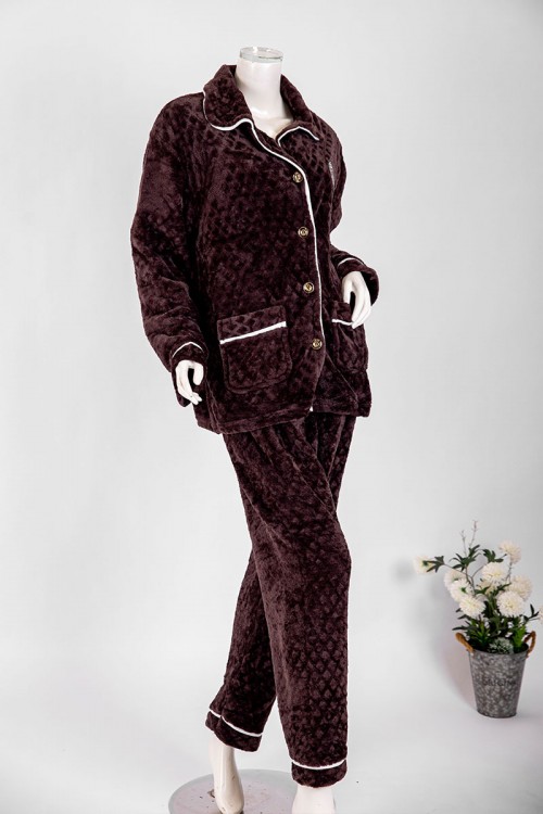 بجامة نسائية شتوية قطعتين لون بني غامق بلوزة بجيوب و أزرار من الأمام بياقة مطوية و أكمام طويلة مع بنطلون طويل