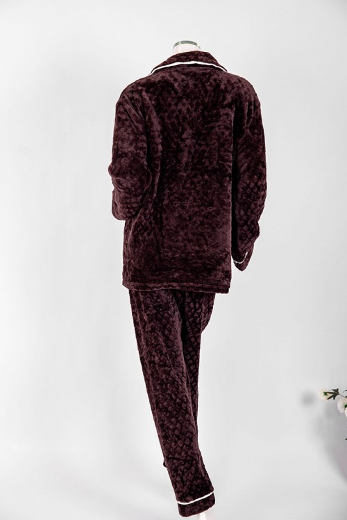 بجامة نسائية شتوية قطعتين لون بني غامق بلوزة بجيوب و أزرار من الأمام بياقة مطوية و أكمام طويلة مع بنطلون طويل