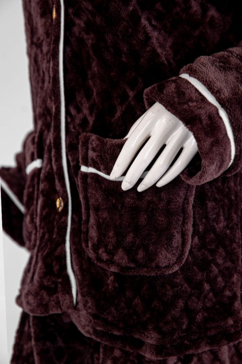 بجامة نسائية شتوية قطعتين لون بني غامق بلوزة بجيوب و أزرار من الأمام بياقة مطوية و أكمام طويلة مع بنطلون طويل