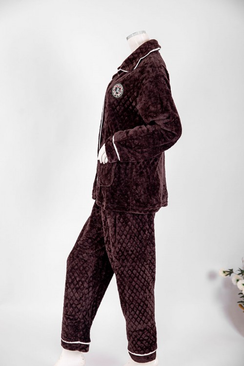 بجامة نسائية شتوية قطعتين لون بني غامق بلوزة بجيوب و أزرار من الأمام بياقة مطوية و أكمام طويلة مع بنطلون طويل